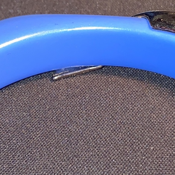 MONET BLUE PLASTIC BANGLE BRACELET VINTAGE - Picture 6 of 8